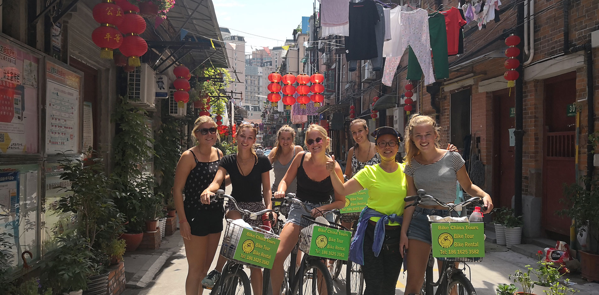 <p>
	Small group shanghai city bike tour with American travelers in 23-may-2012
</p>